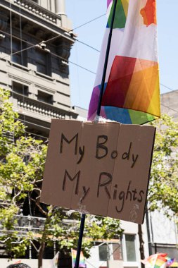 Gurur bayrağıyla bir arada tutulan 