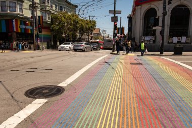 San Francisco, California, ABD - 24 Haziran 2022: Gökkuşağı renklerinde bir yaya geçidi. Fotoğraf, LGBTQ toplumunu destekleyen tanınmış bir mahalle olan Castro bölgesinde çekildi..