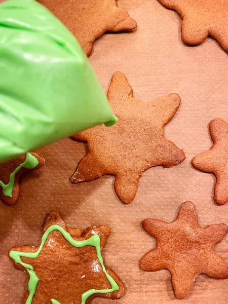 Hornear Añadir Glaseado Verde Galleta Jengibre Navidad Decoración Galletas Jengibre —  Fotos de Stock