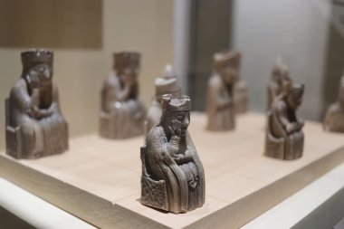Lewes Chessman fildişinden yapılmıştır ve bazıları İskoçya Ulusal Müzesi 'nde sergilenmektedir. Harry Potter filminde de kullanıldı. Arka planda diğer figürlerle birlikte kraliçe figürü gösteriliyor.