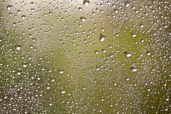 Naturalne krople wody na szkło okienne — Zdjęcie stockowe