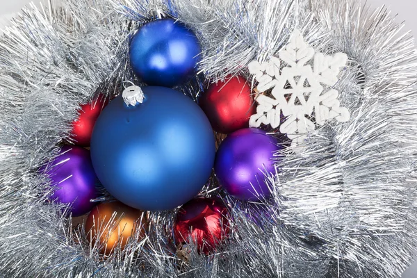 Grupo de bolas de Navidad en la cadena con copo de nieve — Foto de Stock