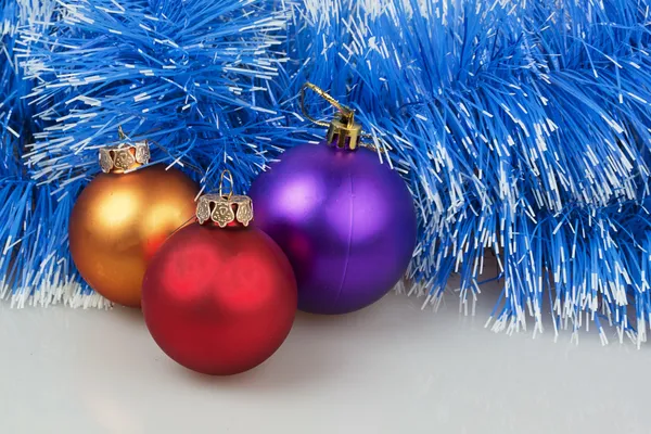 Trois boules de Noël avec guirlande bleue — Photo