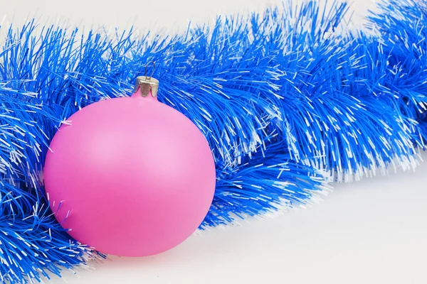 Boule de Noël rose avec guirlande bleue — Photo