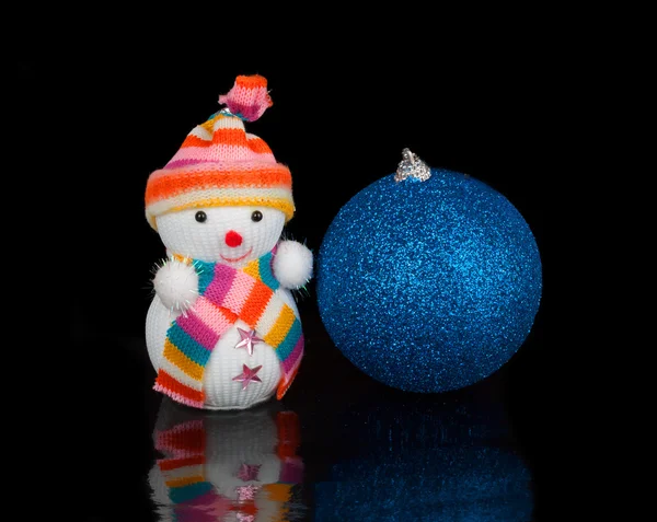 Muñeco de nieve y bola azul de Navidad —  Fotos de Stock