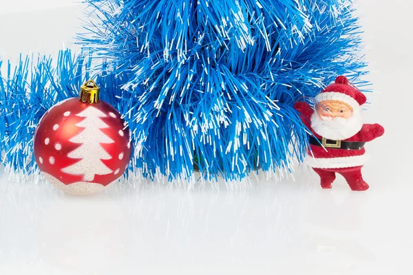 Weihnachtsmann, rote Weihnachtskugel und blauer Kranz — Stockfoto