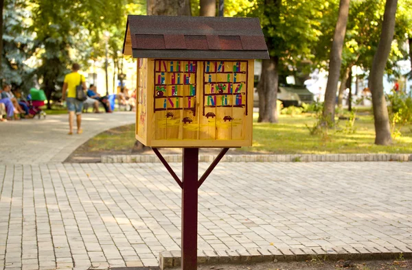parkta kitaplar için ahşap ev