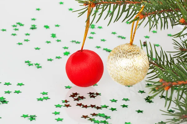 Deux boules de Noël sur l'arbre — Photo