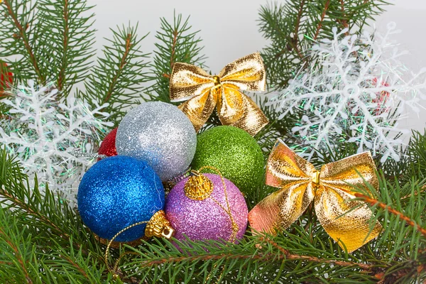 Plusieurs boules de Noël multicolores sur les branches de l'arbre — Photo