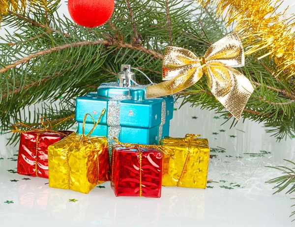 Muitos presentes de Natal brilhantes sob a árvore — Fotografia de Stock