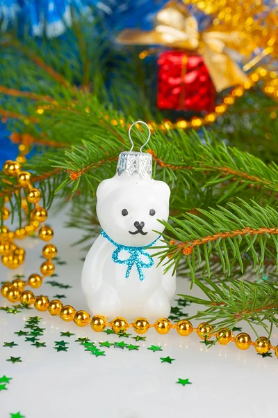 Beyaz Noel oyuncak ayı altında Noel süslemeleri ile — Stok fotoğraf