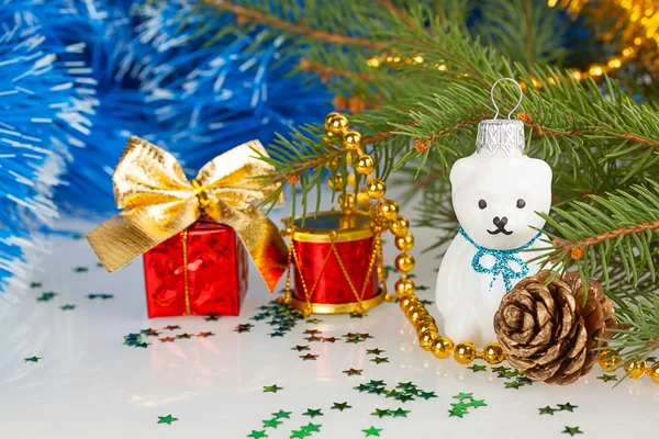 Christmas white teddy bear with decorations under the Christmas — Stock Photo, Image