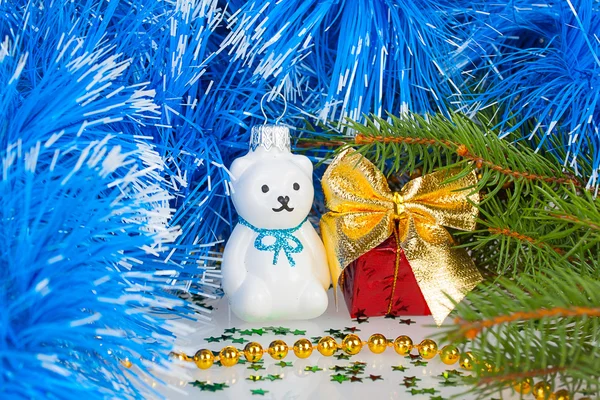 Christmas white teddy bear with decorations under the Christmas — Stock Photo, Image