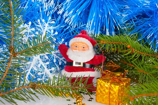 Noel Baba hediye Noel ağacının altında — Stok fotoğraf