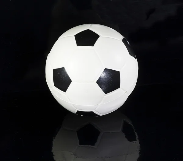 Футбольный мяч изолирован на черный — стоковое фото