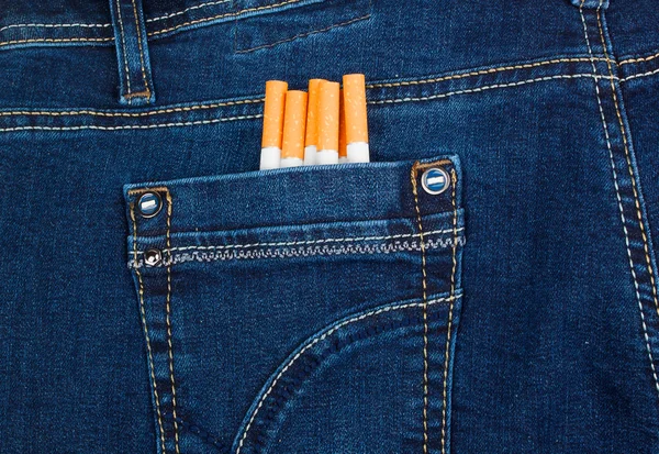 Sigarette in tasca blu jeans — Foto Stock