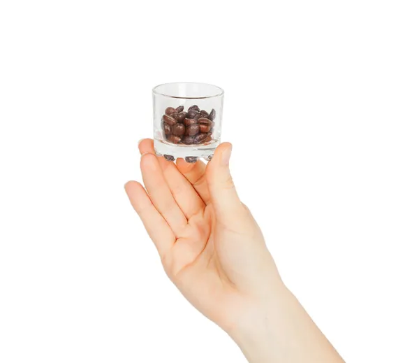 Tangan wanita memegang gelas dengan biji kopi — Stok Foto