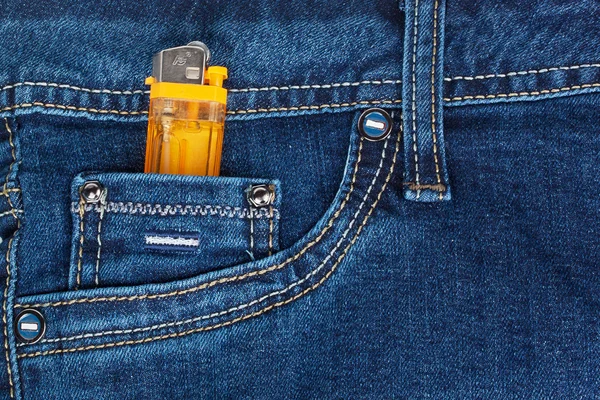 Isqueiro laranja no bolso jeans — Fotografia de Stock