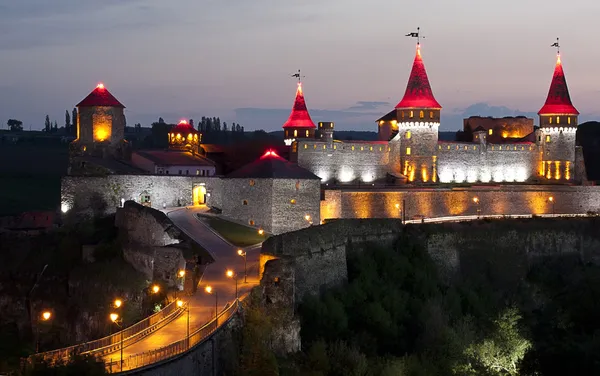 Panoramiczny widok średniowiecznego zamku zniszczony przez pół nocy — Zdjęcie stockowe