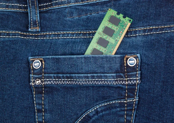 Modul memori DDR2 dalam saku jeans biru — Stok Foto