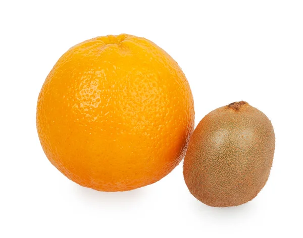 Große ganze Orange und kleine Kiwi — Stockfoto