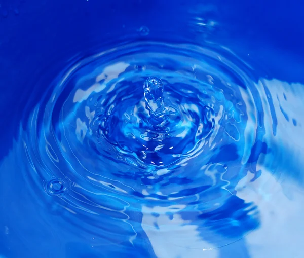 Plusk wody kropla w kolorze niebieskim — Zdjęcie stockowe