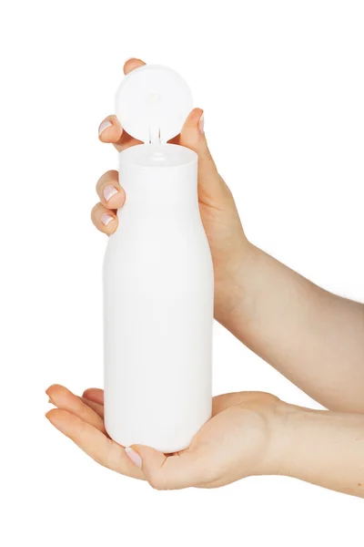 Mano femenina sosteniendo botella de contenedor de plástico blanco — Foto de Stock