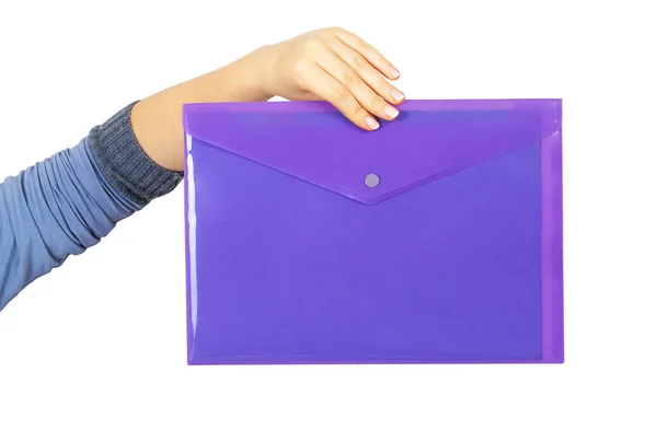 紫色のプラスチックのフォルダーを持っている女性の手 — ストック写真