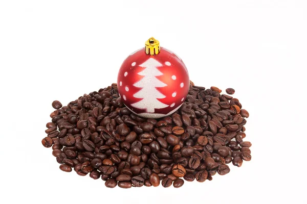 Boule de Noël sur une pile de grains de café — Photo