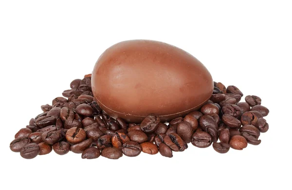 Telur coklat pada biji kopi — Stok Foto