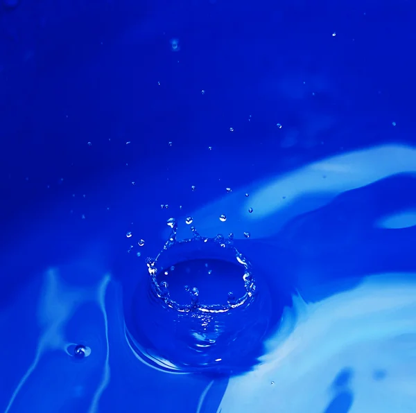 Plusk wody kropla w kolorze niebieskim — Zdjęcie stockowe