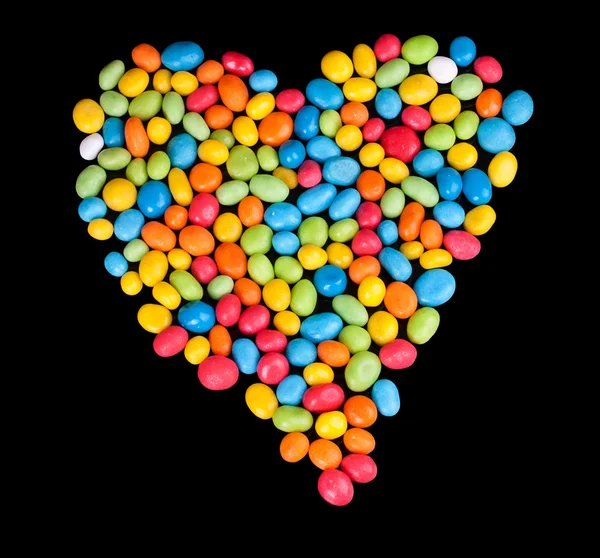 Hjertesymbol lagt ut av fargerike godterier – stockfoto