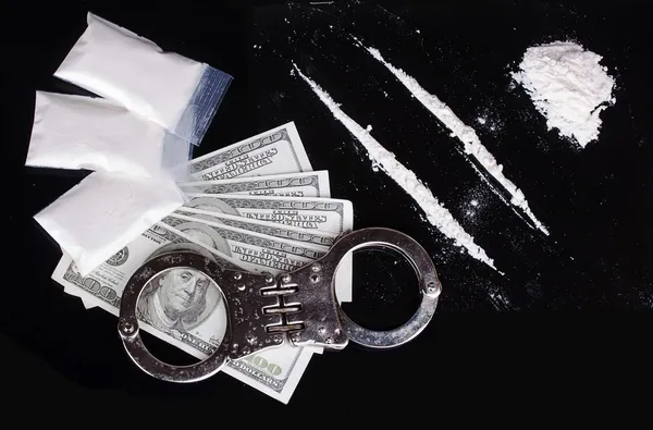 Cocaine and handcuffs — Stock Photo, Image