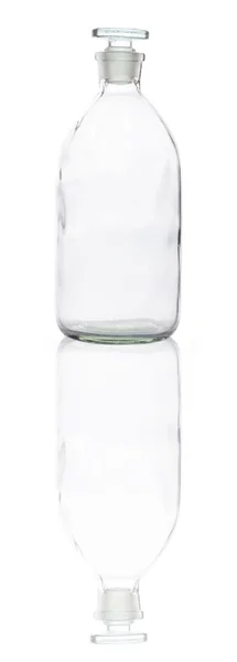 Botella de vidrio vacía con reflexión — Foto de Stock
