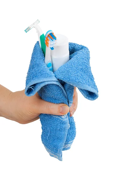 Koupelnové doplňky zabalené v modrý ručník — Stock fotografie