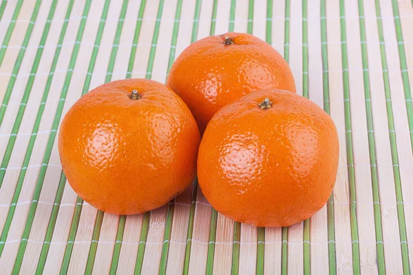 Välsmakande mandariner på bambu matta — Stockfoto