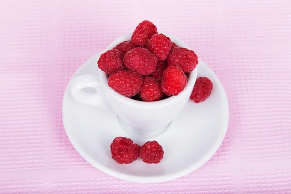 Fresh raspberries in a white cup — Stock Photo, Image