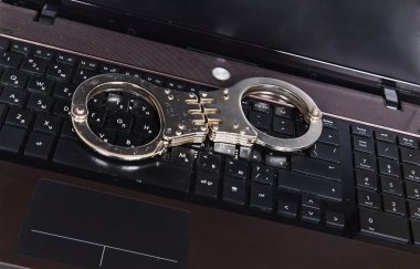 Metal kelepçe siyah dizüstü klavye