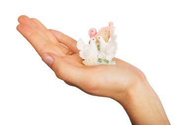 Heykelcik güvercinler üzerinde bir el