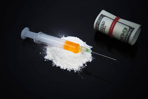 Drogas de cocaína amontonadas con jeringa y dólares — Foto de Stock