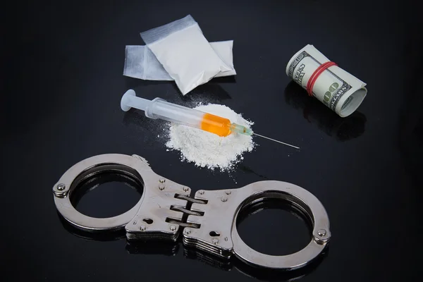 Cocaïne drugs heap met spuit en handboeien — Stockfoto