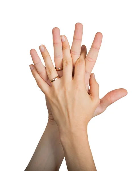 Anneaux de mariage sur les doigts des mains masculines et famales — Photo