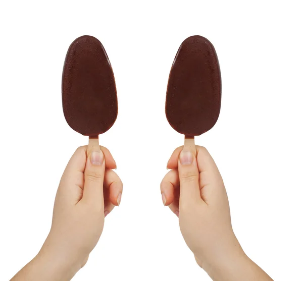 Duas mãos femininas segurando dois sorvetes — Fotografia de Stock
