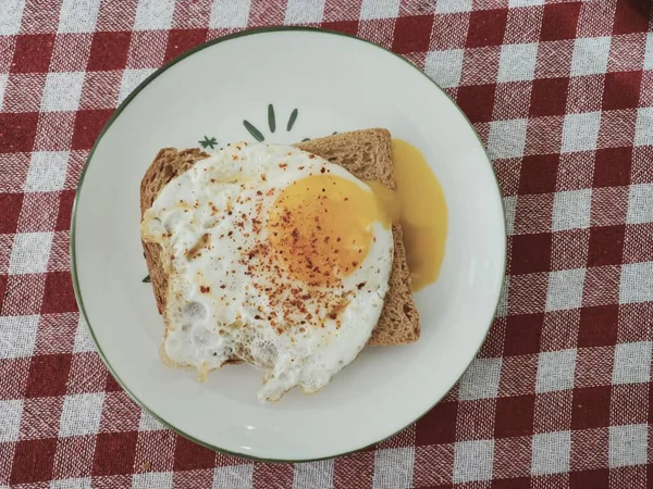 Жареное Яйцо Тарелке — стоковое фото