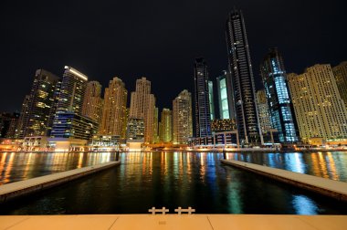 Dubai. Dubai Yat Limanı, gece