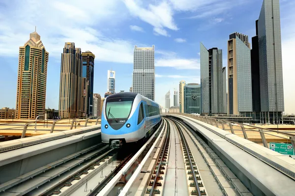 迪拜植保。地铁站和摩天大楼 — 图库照片