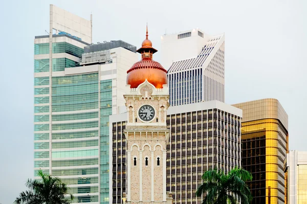 Kuala Lumpur. Torre del palacio del sultán en el fondo de los cielos —  Fotos de Stock