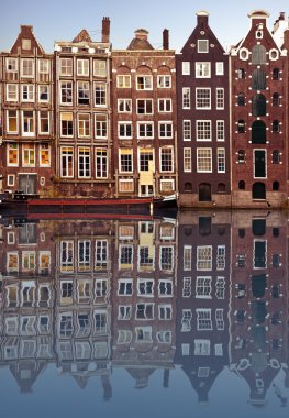 kanalda yansıyan amsterdam evleri