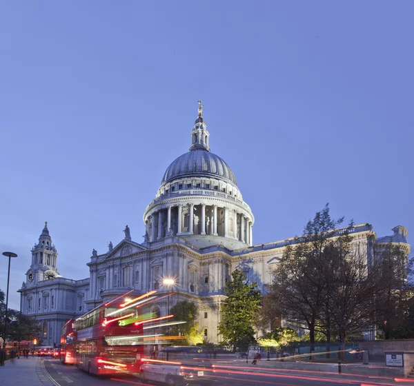 Catedral de São Paulo, Londres, Reino Unido ao anoitecer — Fotografia de Stock