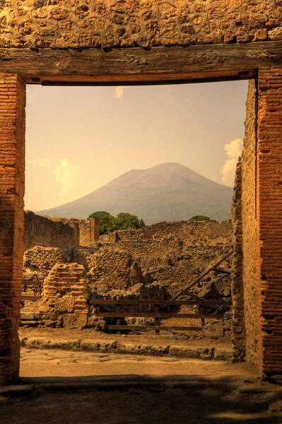 Ruins in Pompeii and in background Vesuvius, Italy — Stock Photo, Image